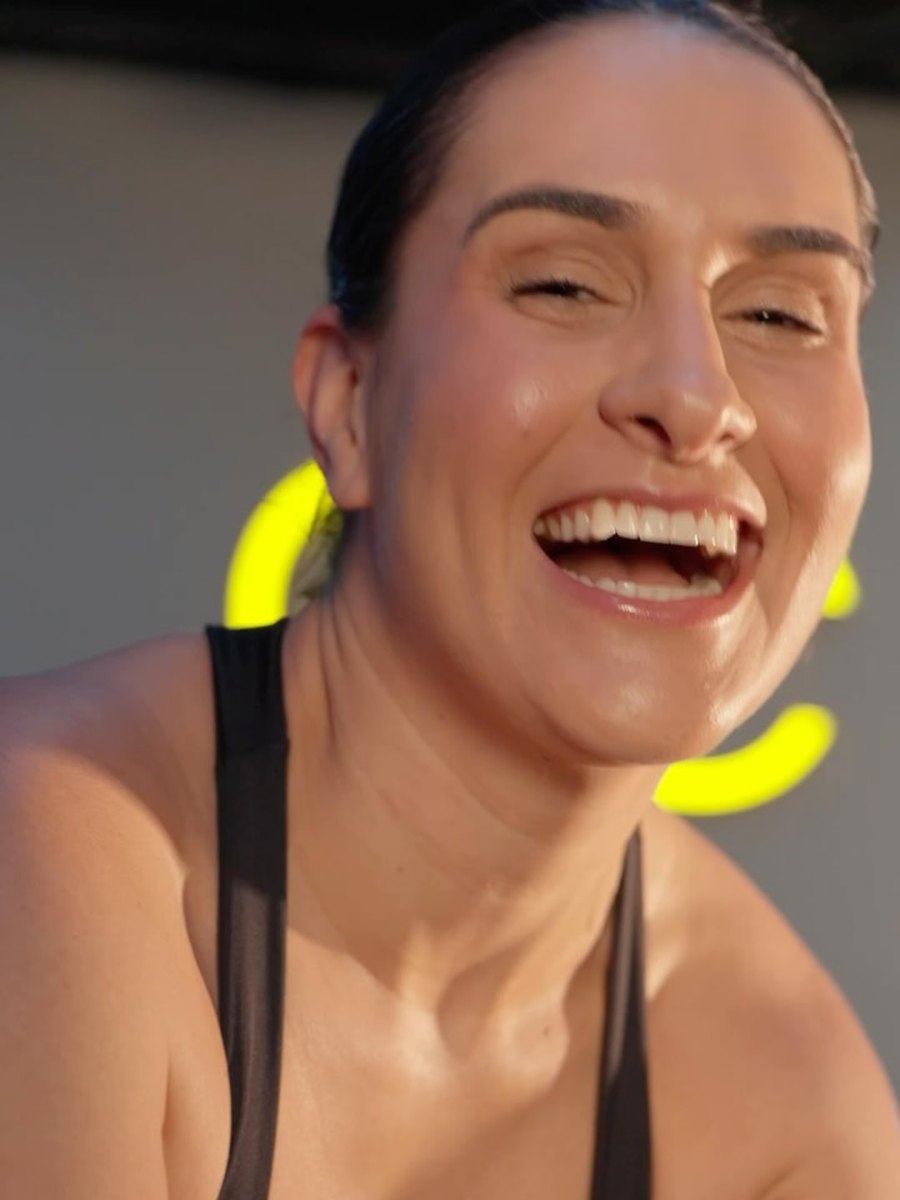 Paty Bardella sorrindo na aula de bike